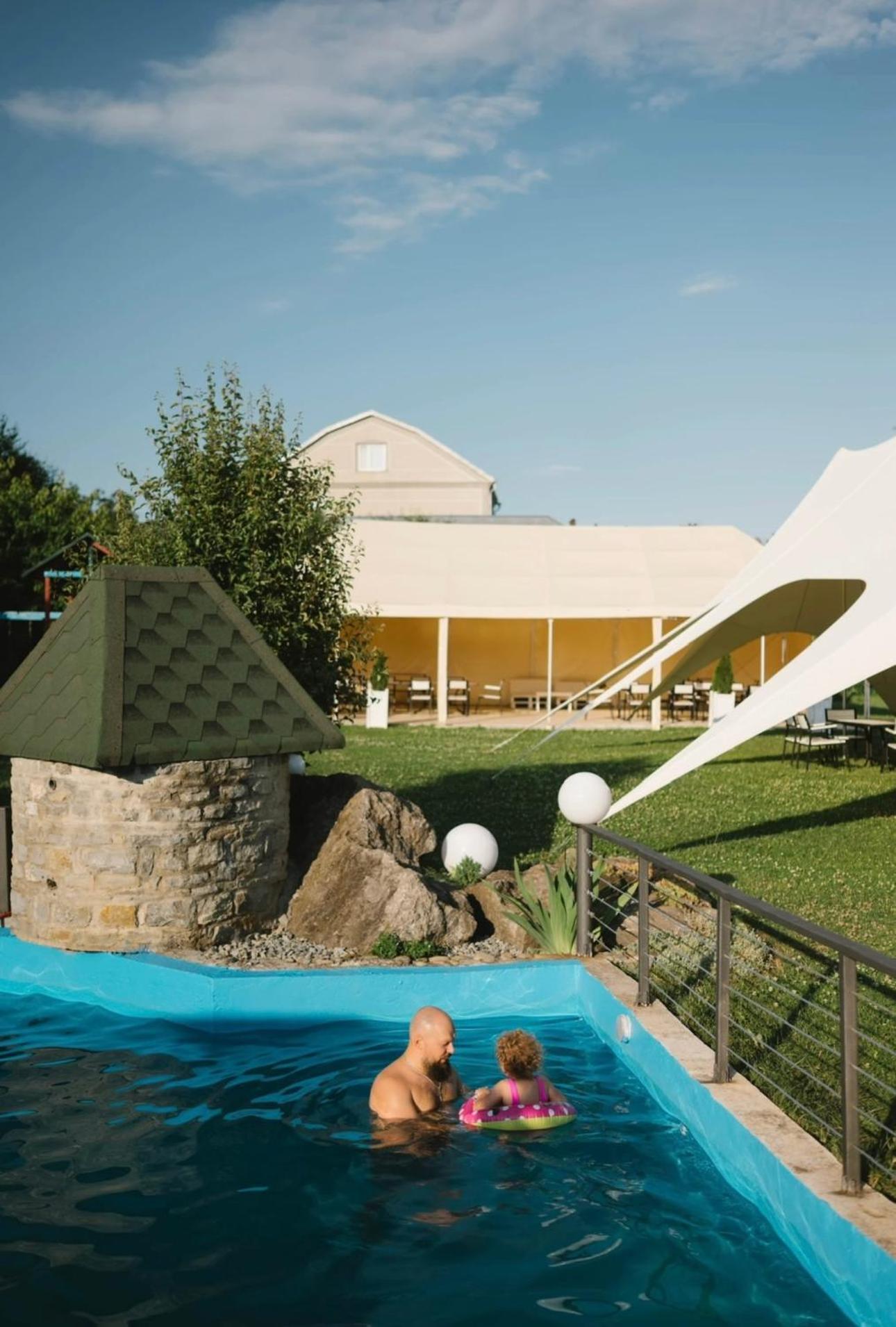 Сottage "Family Estate" Villa Kamjanets-Podilsky Buitenkant foto